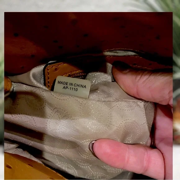 🚨‼️SOLD 🚨‼️ Michael Khors Ostrich Hamilton line leather purse - Picture 9 of 10